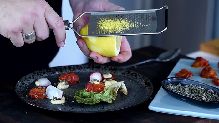 Geschmorten R&ouml;mersalat mit Gew&uuml;rztomaten im Airfryer