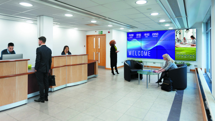 Interaktive Digital Signage – Touch-Technologie | Wartende an der Rezeption